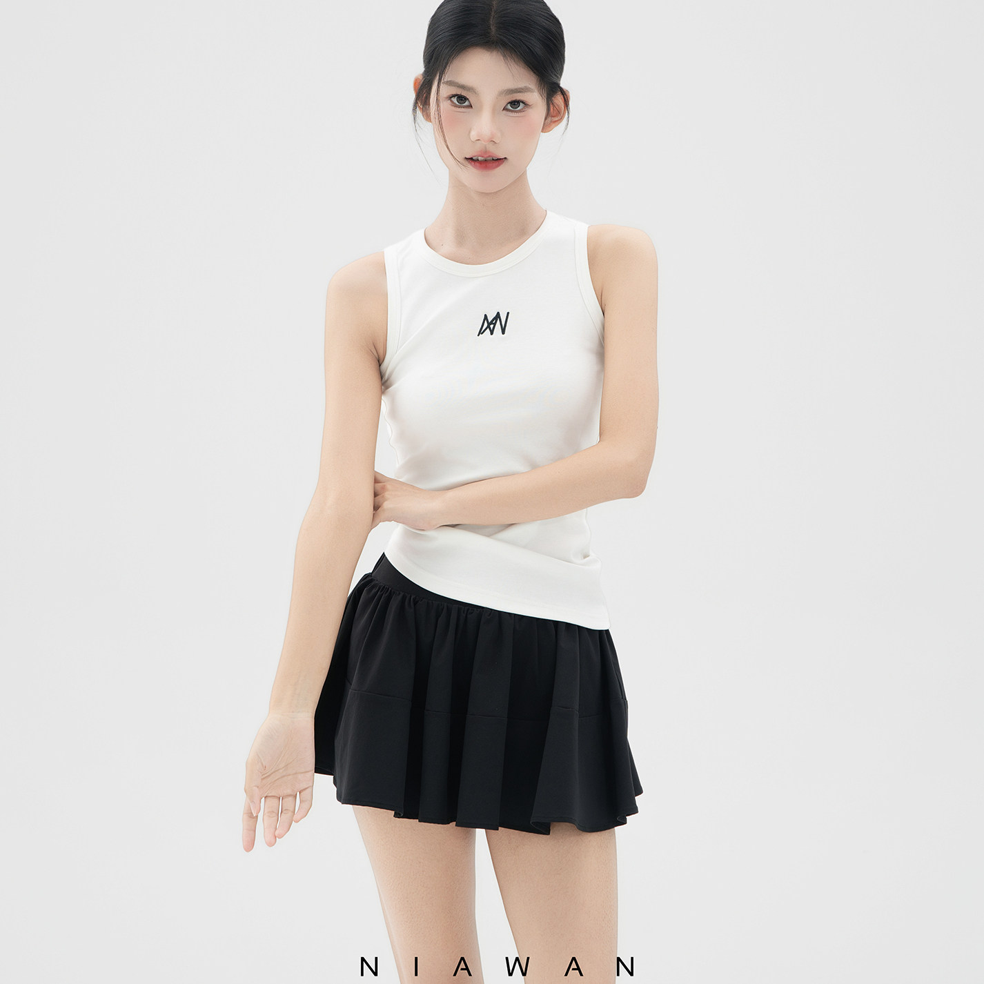 NIAW AN袅安【风精灵的针脚】不规则圆领logo刺绣抽褶背心上衣