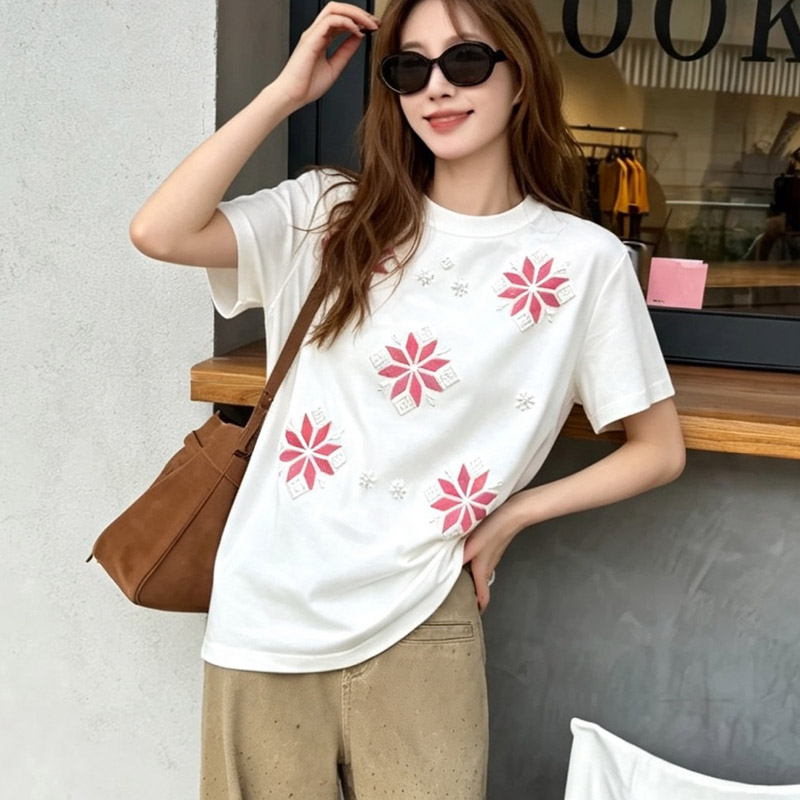 秋季白色刺绣花朵宽松短袖T恤女