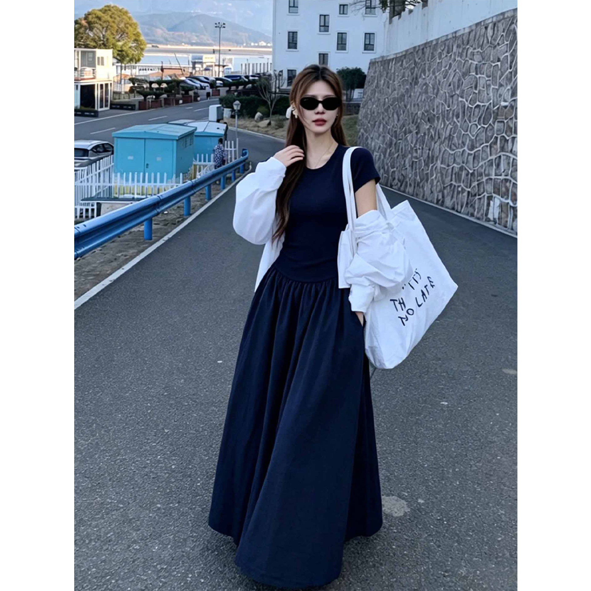 藏青色休闲度假风长裙子女夏季2026新款修身收腰大裙摆短袖连衣裙