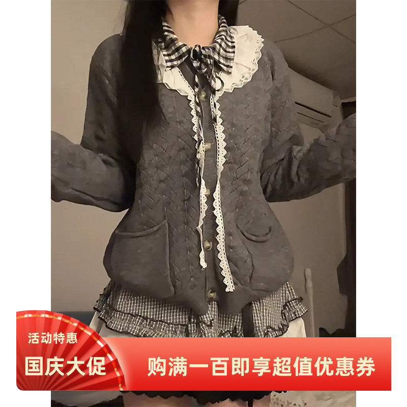 外套+灰色内搭上衣+格纹半身裙