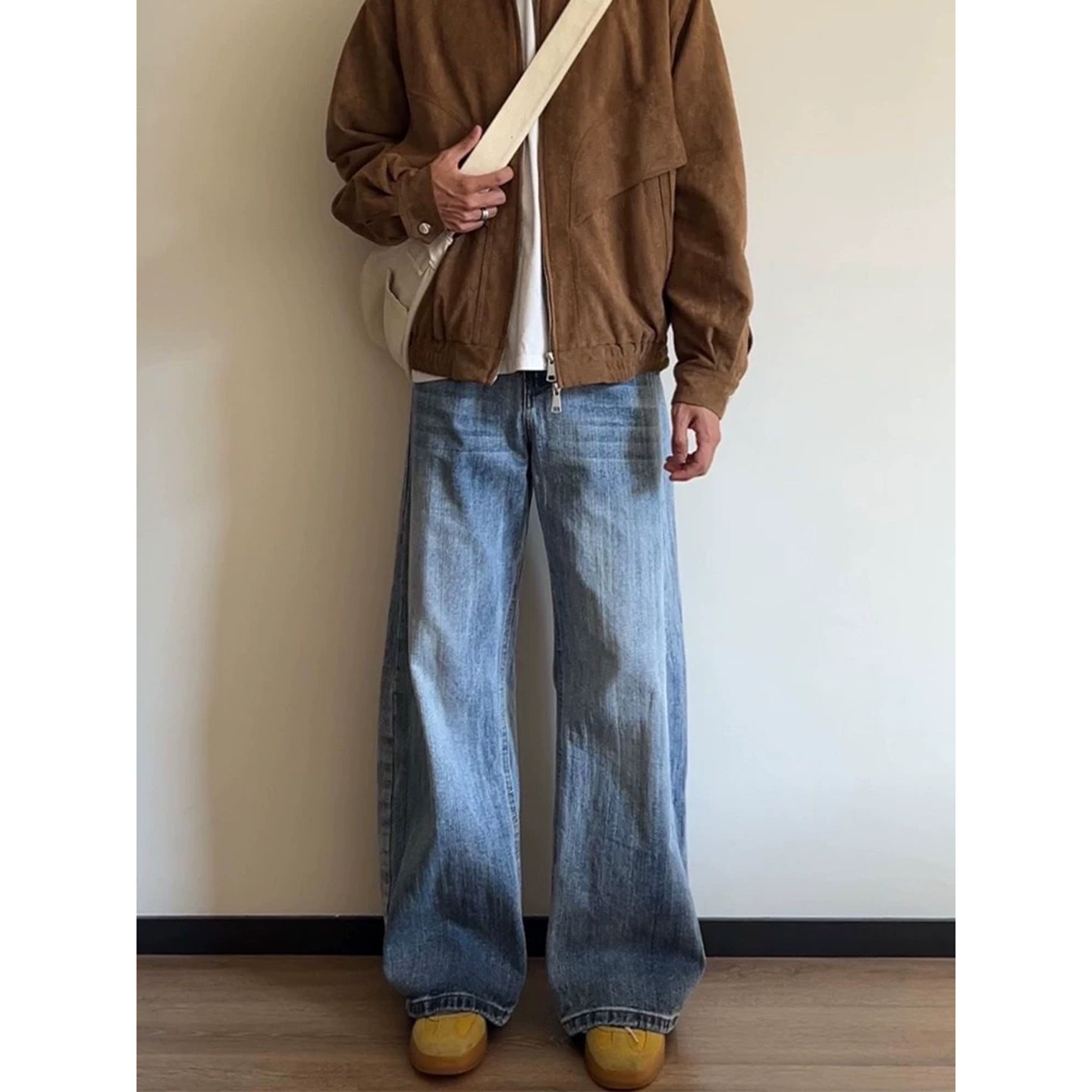 浅蓝色水洗弯刀牛仔裤男