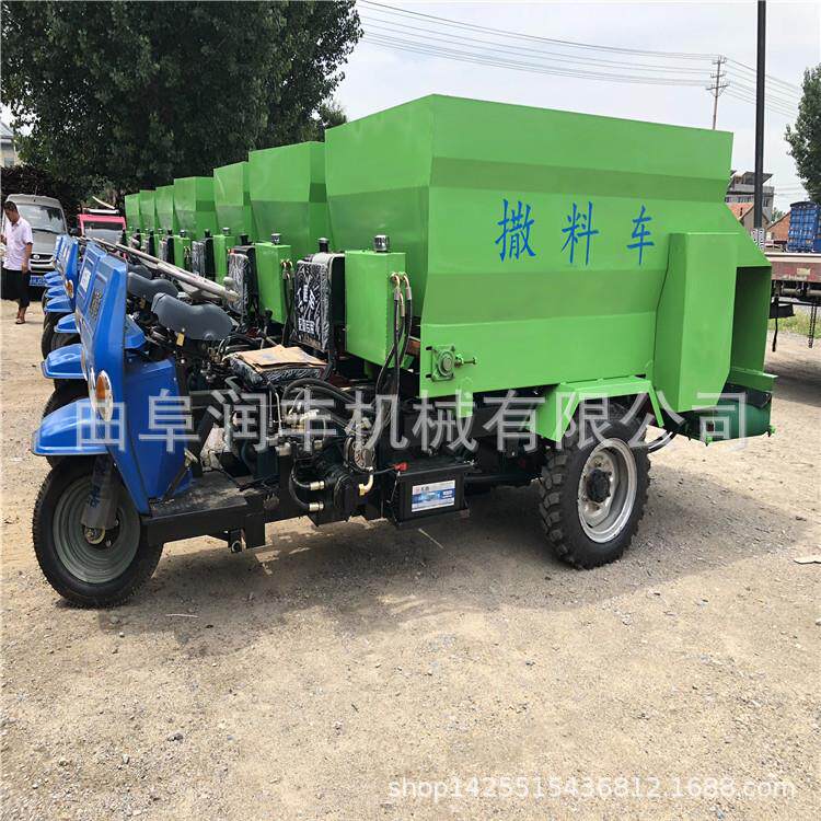 双向喂养电动撒料车 饲料喂料机厂家 牧草草料电动撒料车视频