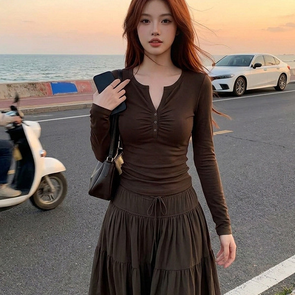 咖啡色设计感小众正肩V领纽扣长袖T恤早秋内搭打底衫辣妹修身上衣