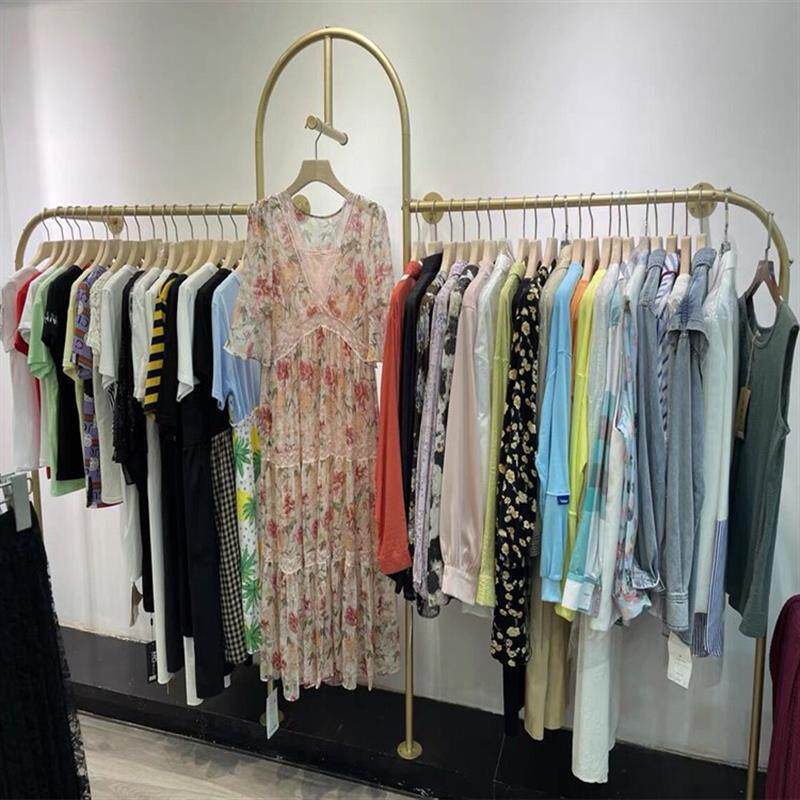 服装店展示架金色铁艺上墙衣服陈列架壁挂旗袍礼服落地婚纱架子