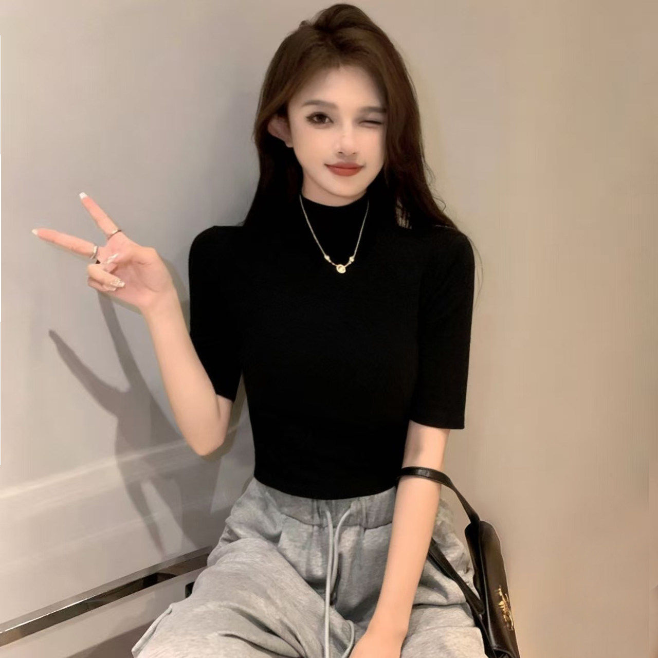 螺纹黑色半高领中袖t恤女