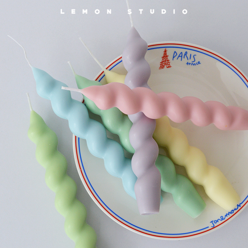 自制ins法式马卡龙彩色螺旋纹弯曲扭扭长杆香薰蜡烛氛围装饰摆件