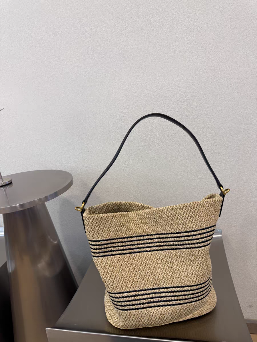 2025新款时尚休闲单肩斜挎包高级感女手机包潮外出草编条纹水桶包