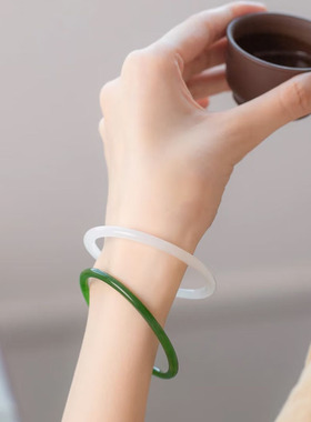 正品冰种荔枝冻白玉髓4mm手镯简约清新草绿色细叮当玛瑙镯子