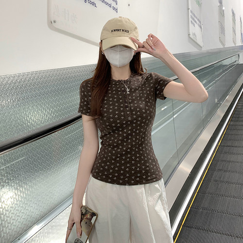 韩系复古风碎花亨利领设计T恤咖色修身显瘦日常通勤百搭气质上衣
