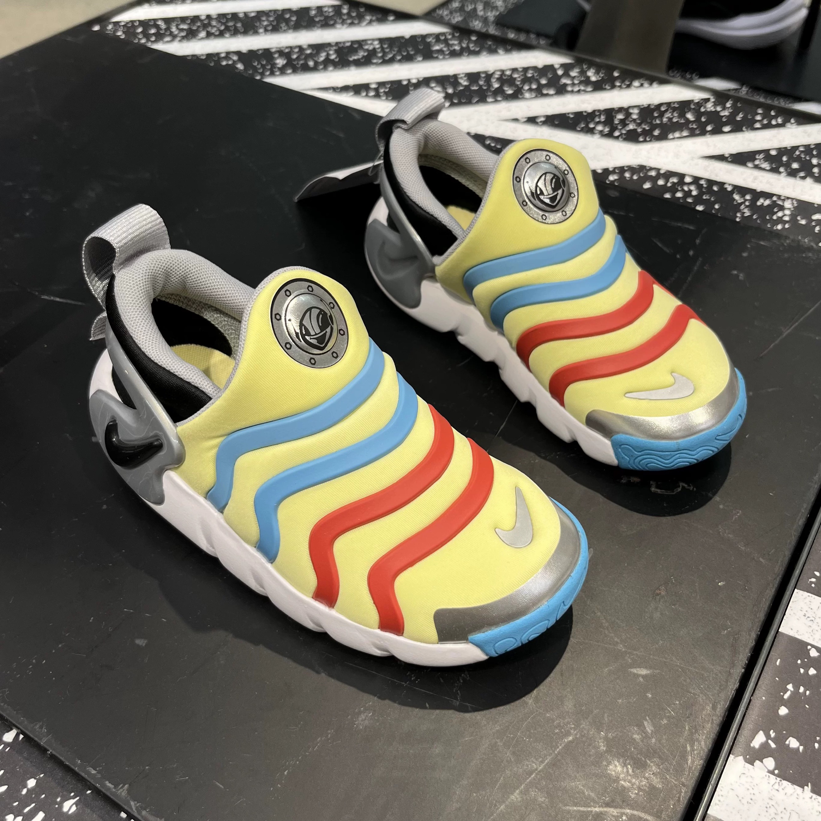 晶晶正品代购耐克儿童休闲毛毛虫4127