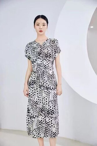 2026夏新款短袖条纹时尚印绸缎连衣裙女amo3638