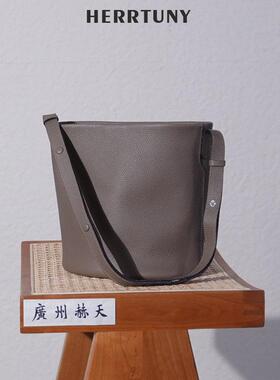 herrtuny新款头层牛皮水桶包女通勤休闲单肩腋下包小托特斜挎包