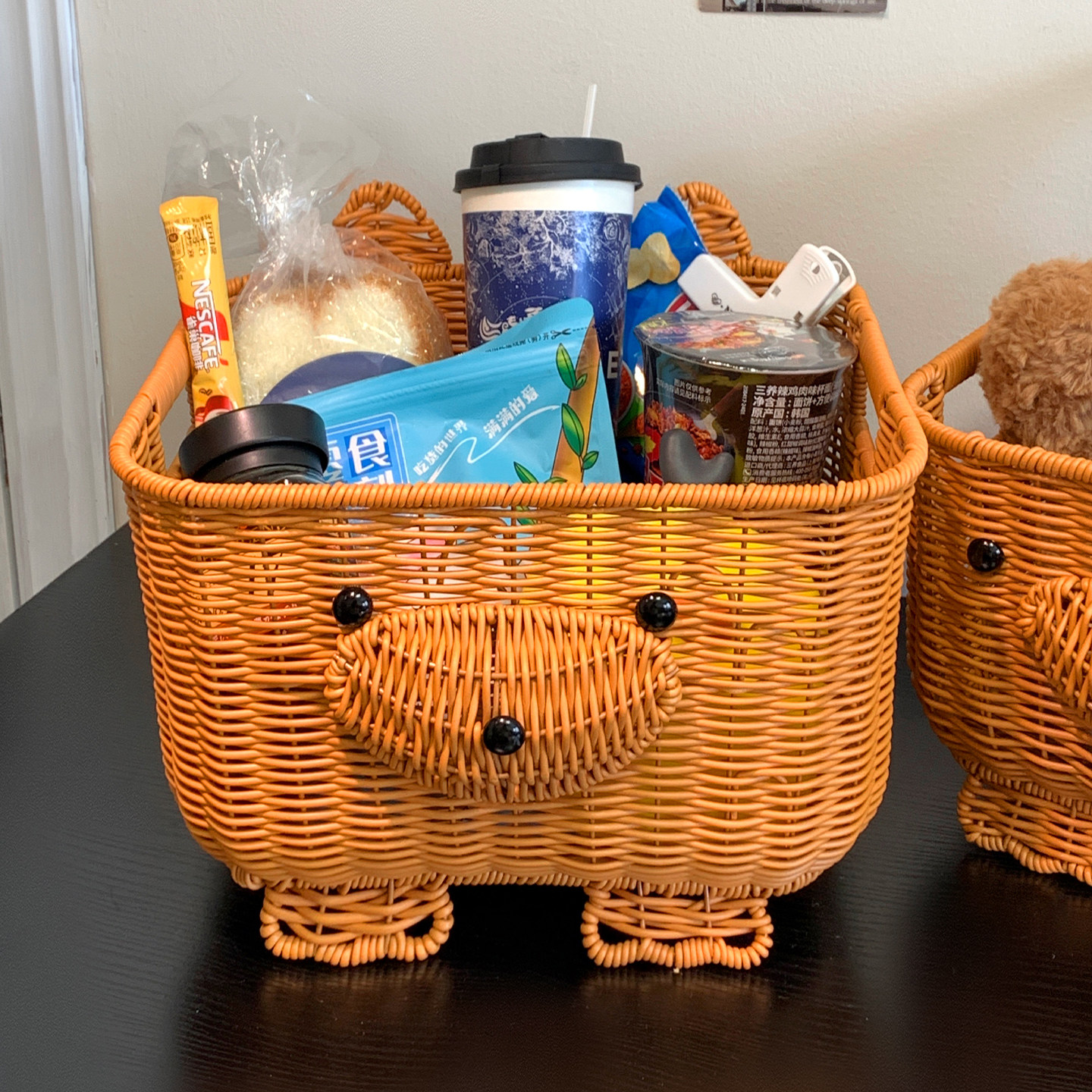可爱小熊仿藤编收纳筐桌面零食玩具杂物整理盒家用大容量编织篮子