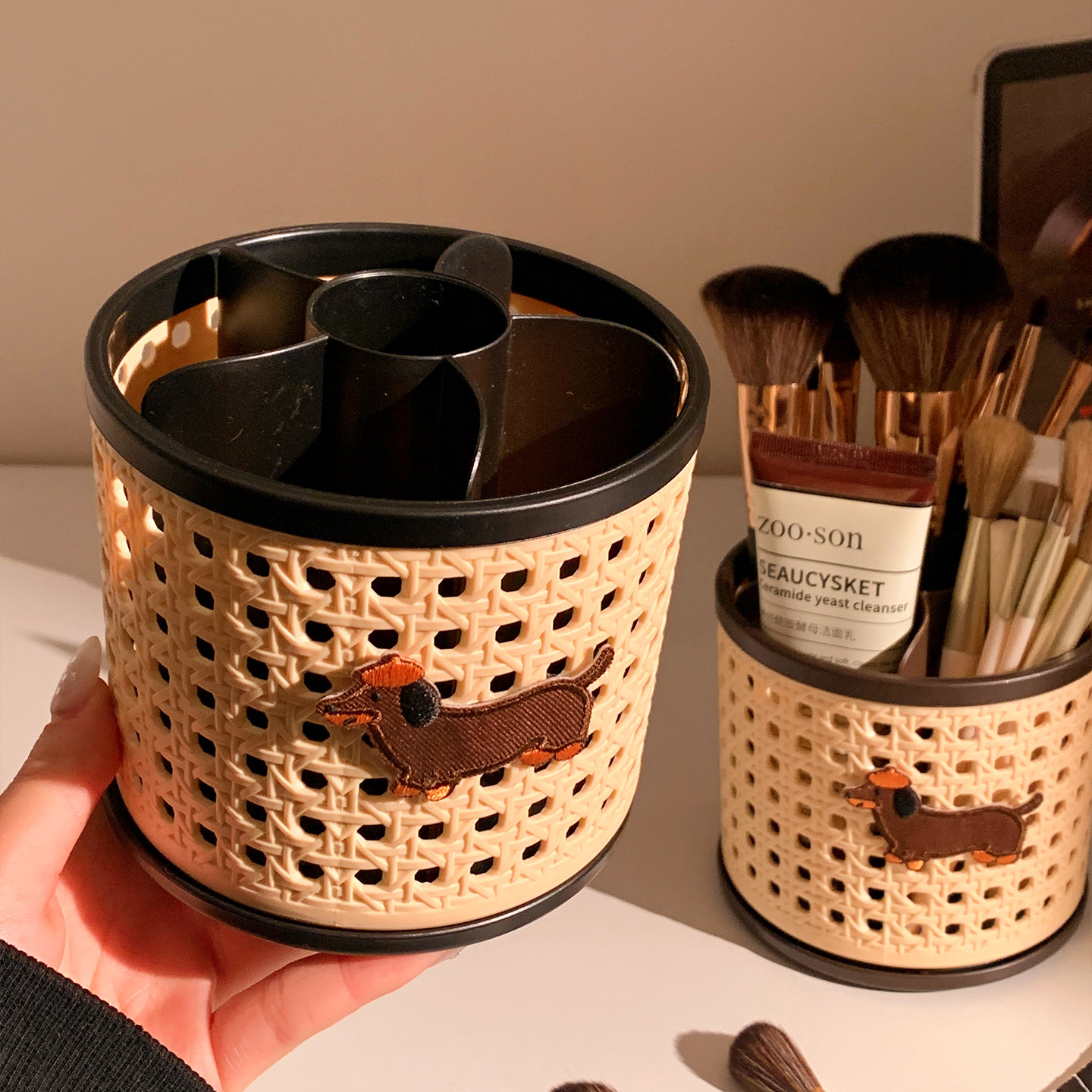 可爱小狗化妆刷收纳筒口红眼影眉笔桌面置物架笔筒大容量分格旋转