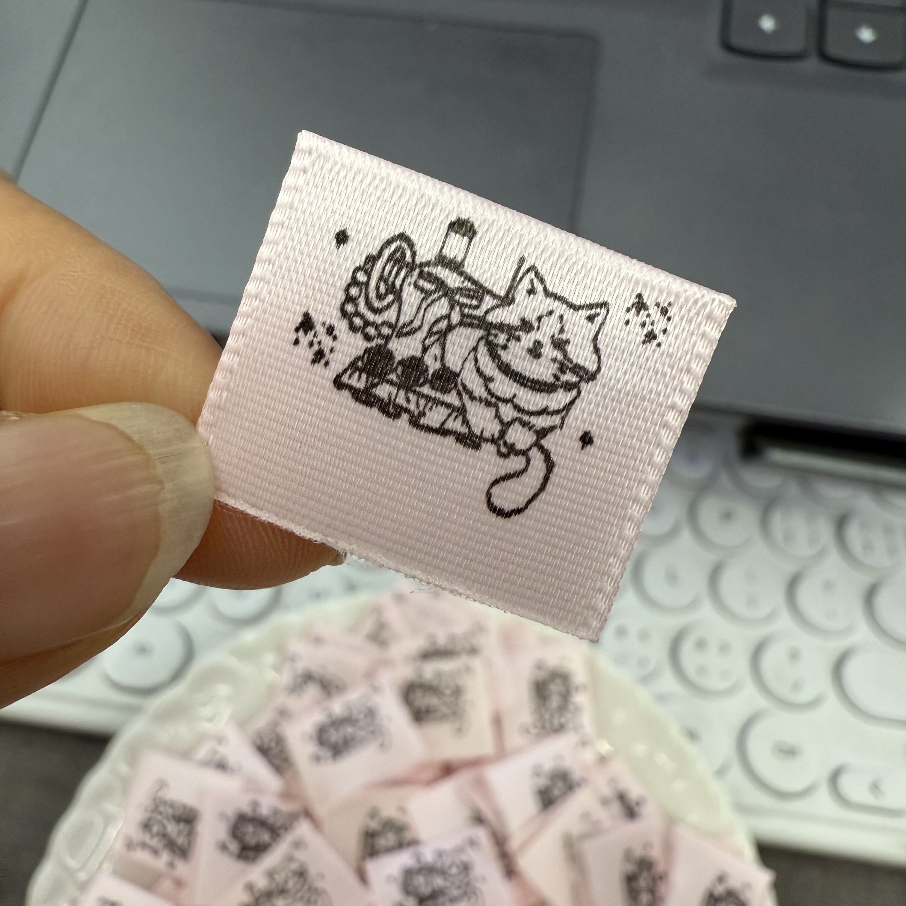 缎面光泽布标织唛领标包包服装辅料标签商标发圈新品袜口标卡通