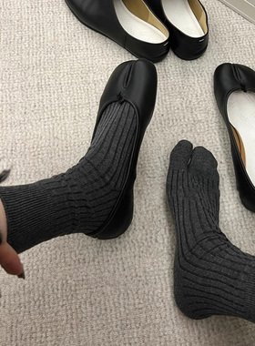 超miu的马吉拉Tabi分趾袜！竖条纹真的巨巨巨显瘦~超有质感的潮袜