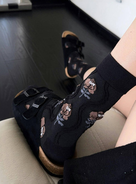 黑色浮雕花朵也太美了吧！这也太适合秋冬搭配了吧！袜子女中筒棉