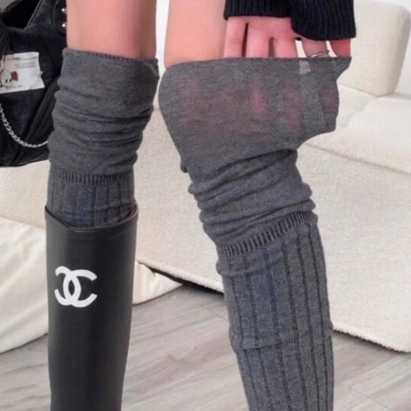 谁懂啊！过膝搭配靴子真的巨巨巨好看！黑灰高级配色！慵懒随性~