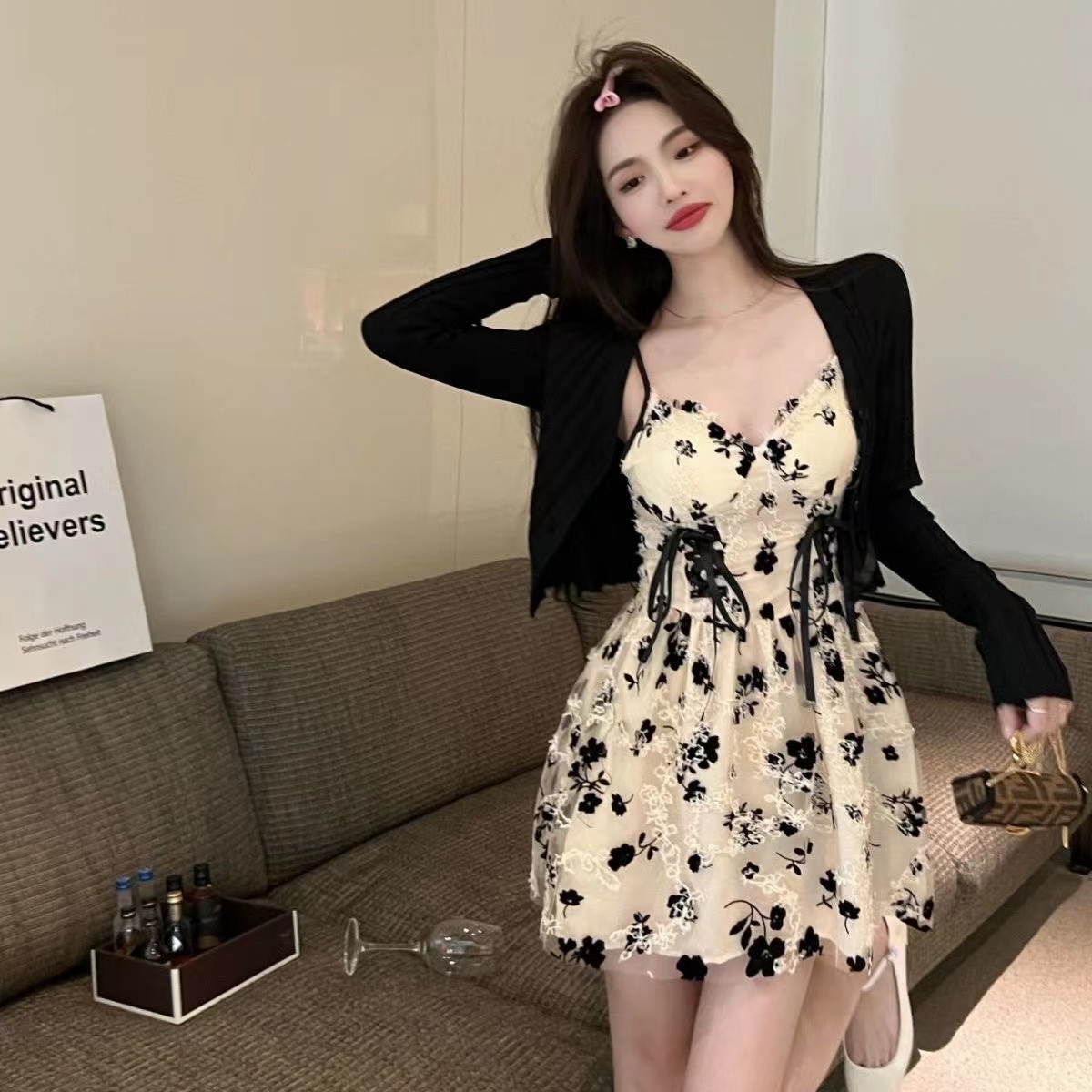 甜美蕾丝碎花a字连衣裙女夏季系带v领气质高级感收腰显瘦吊带裙子
