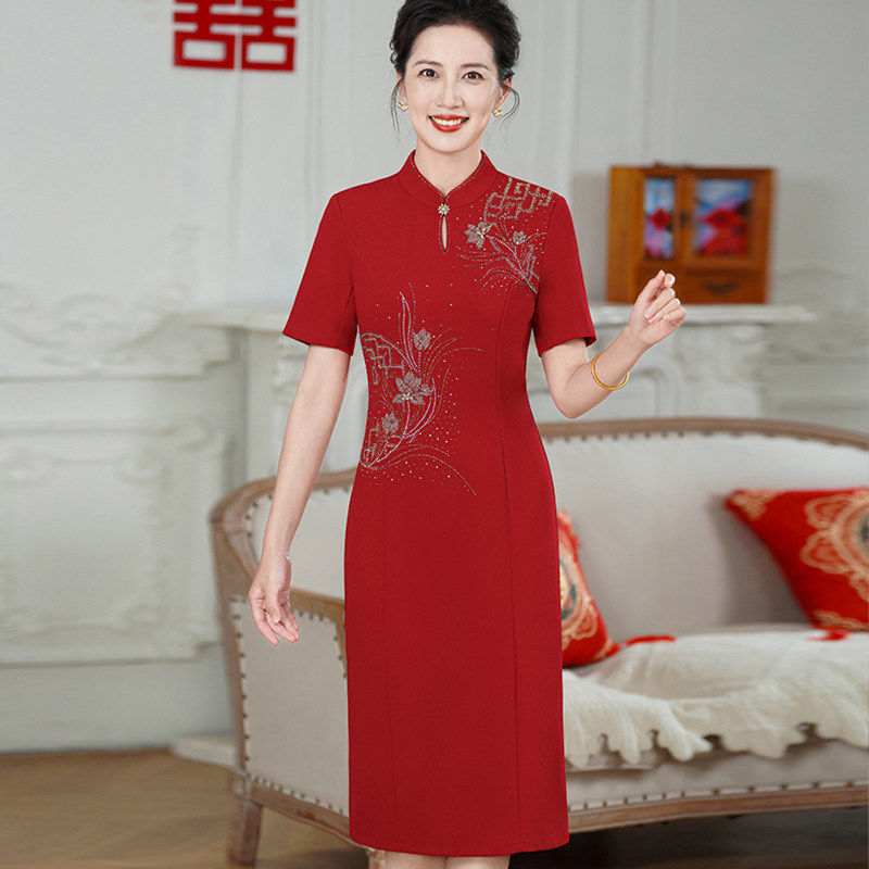 新款镶钻新中式红色短袖旗袍连衣裙女妈妈装刺绣立领高贵婚宴礼服