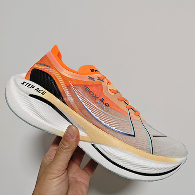 特步男子马拉松碳板跑鞋