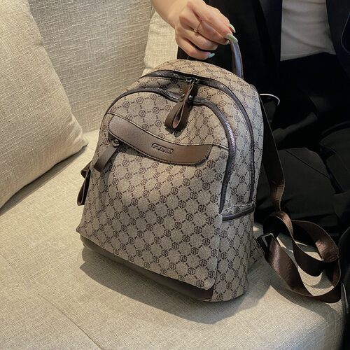 大容量休闲双肩包女旅行通勤背包