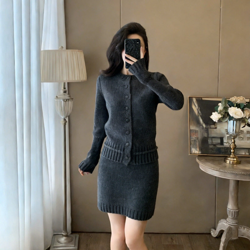 7784知性温柔风套装日常百搭春季新款简约大方针织开衫短裙两件套