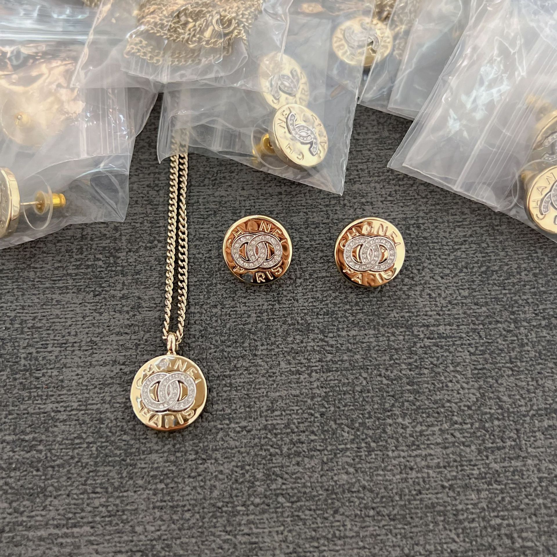 香家25A新款手工坊小金币字母满钻双c耳钉女长短可调节双扣锁骨链图片