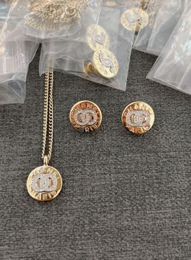 香家25A新款手工坊小金币字母满钻双c耳钉女长短可调节双扣锁骨链