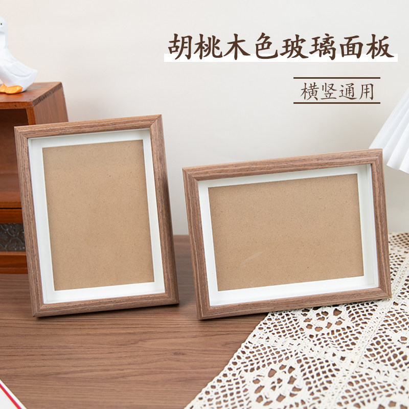 Print photos and add photo frames for display. 7-inch and 8-inch wedding photos should be developed into photo frames. Wooden empty frames should be hung on the wall thumbnail 2