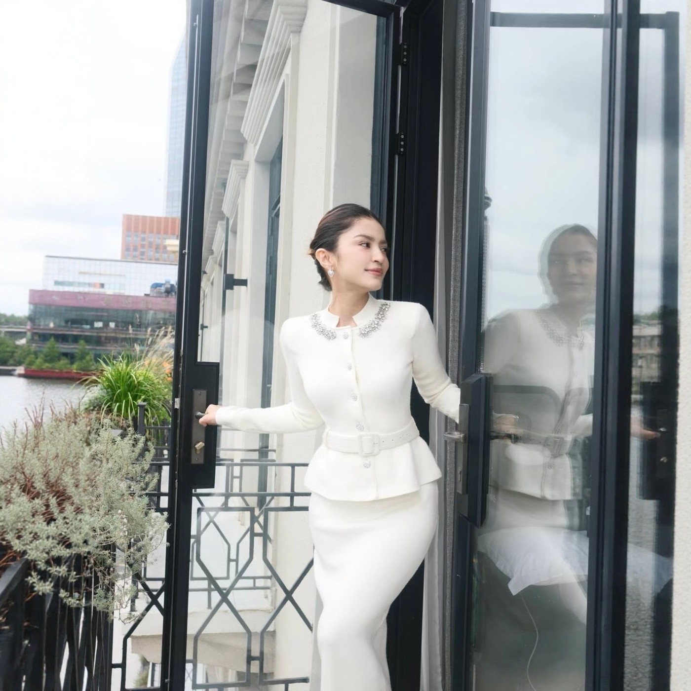 暴款 白色优雅水晶钻饰收腰拼接针织连衣裙