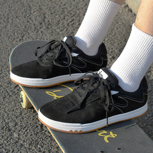 极路客蚁系列学生面包鞋牛皮反毛皮低帮四季耐磨减震专业滑板鞋