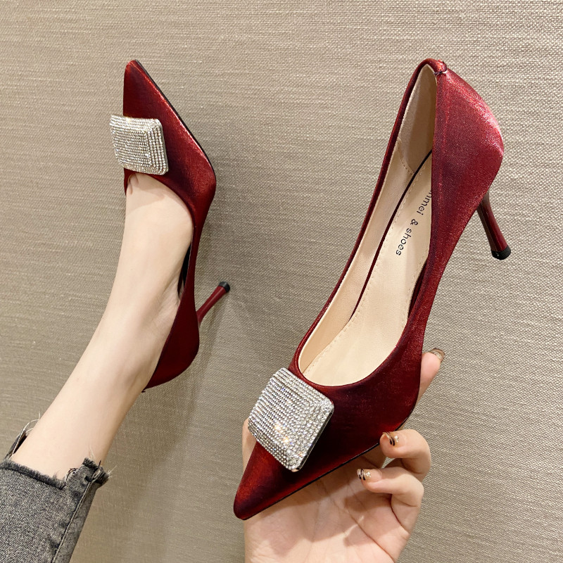 酒红色高跟鞋女2026新款秀禾服新娘婚鞋绸缎尖头水钻方扣细跟单鞋