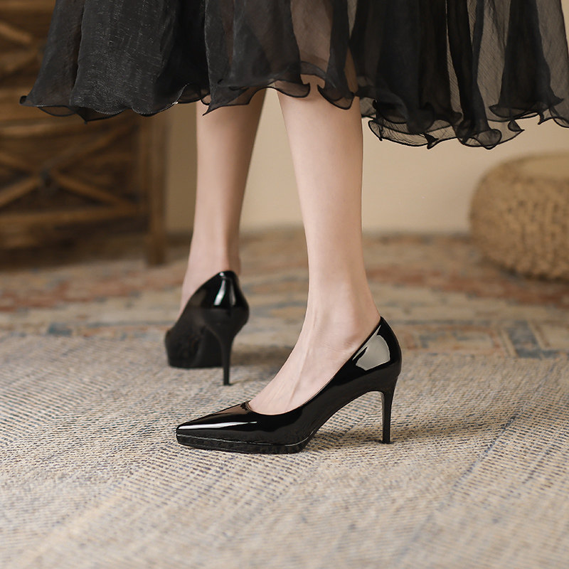 米白色高跟鞋女细跟2026年新款漆皮防水台不累脚气质百搭尖头单鞋