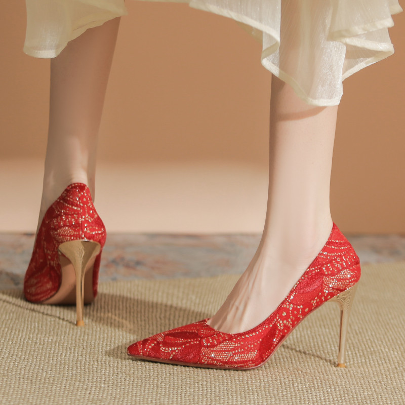 绝美蕾丝水钻高跟鞋女2026新款宴会红色秀禾新娘婚鞋尖头细跟单鞋