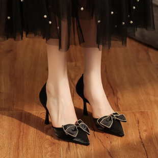 中跟单鞋女2026新款黑色蝴蝶结包头气质配裙子中空尖头细跟高跟鞋