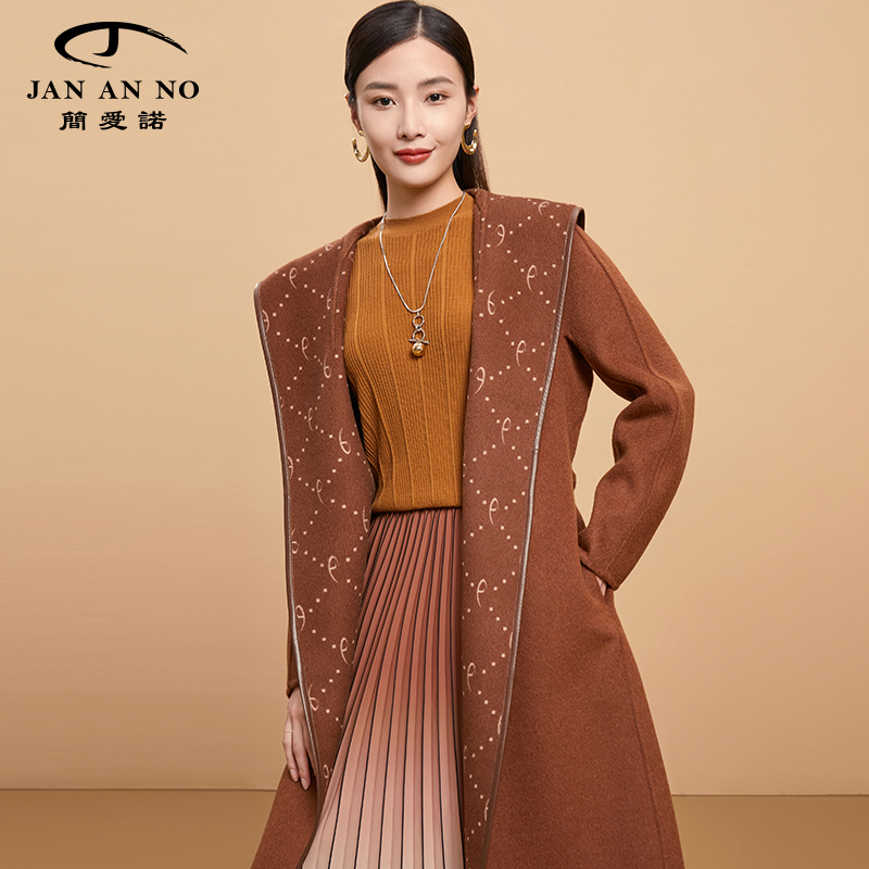 100%绵羊毛亲肤保暖，气质优雅，撞色连帽