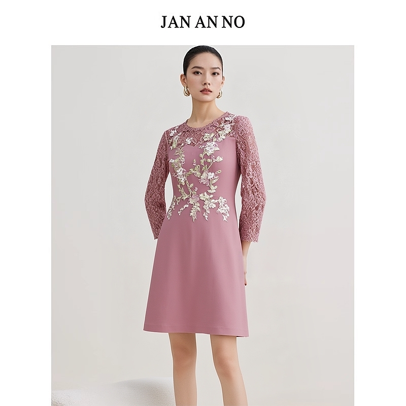 手工缝制钉珠工艺，金线点缀花型，典雅高贵