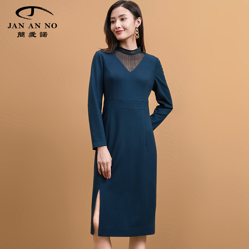 高领设计，修身显瘦，侧开叉设计