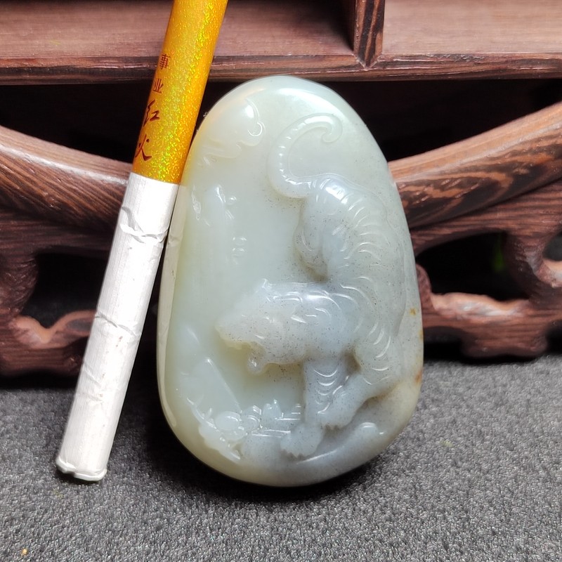 新疆和田玉青花墨玉老虎山水意境手把件男女款式玉石玉器威震河山