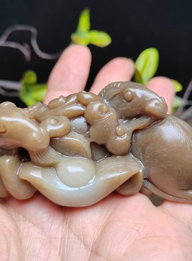 羊手把件和田玉且末糖白玉