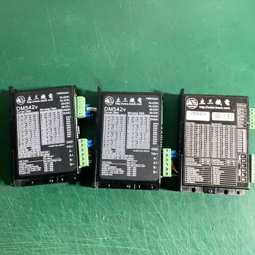 可维修立三步进电机驱动器，DM542C 3个，实物拍摄，标价是议价