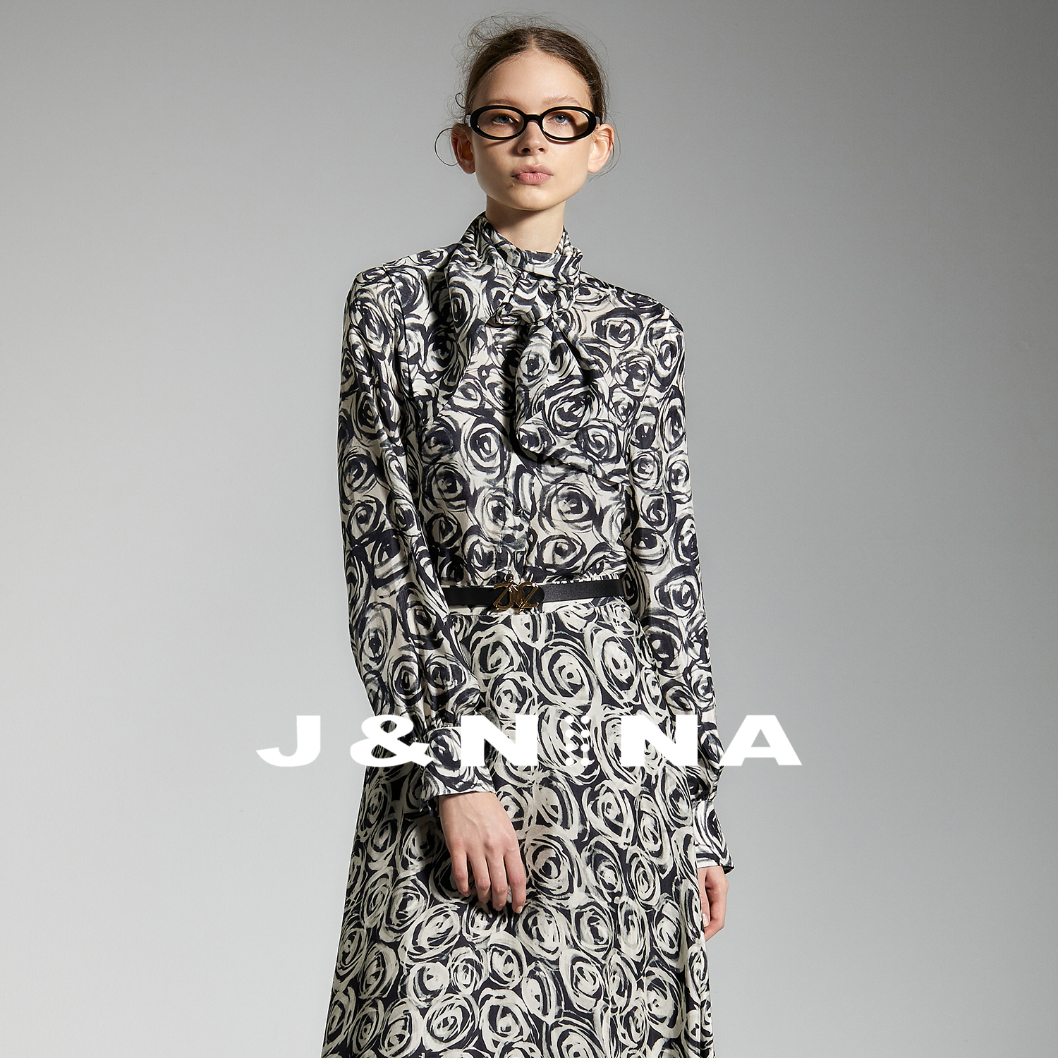 J＆NINA法式飘带领印花长袖衬衫