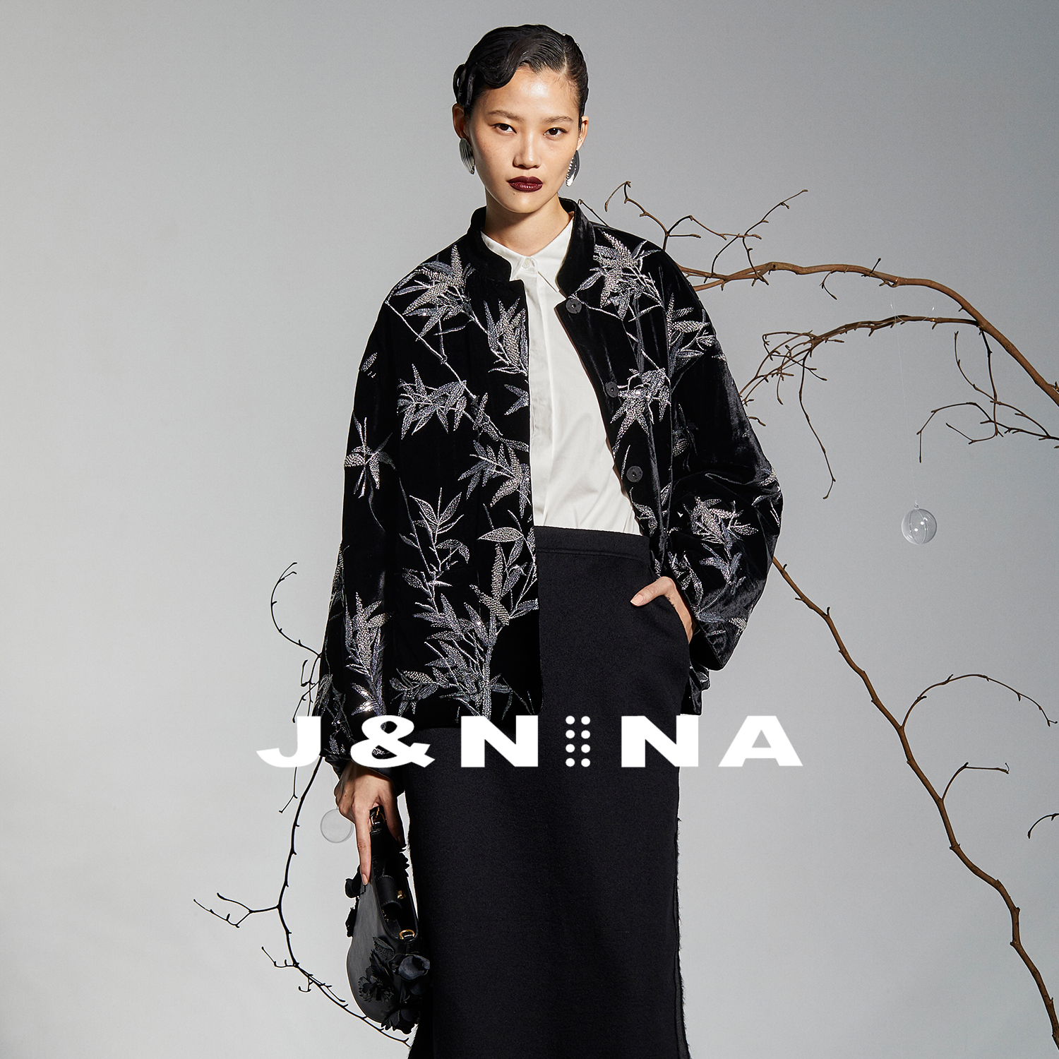 J＆NINA立领亮片刺绣丝绒棉服