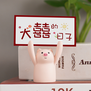 可爱结婚举手小摆件订婚宴摆台物件床头柜桌面喜庆婚房布置装饰品