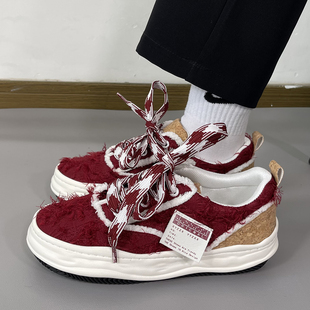国潮男鞋ins潮鞋新款酒红色毛边厚底板鞋男士百搭低帮运动休闲鞋
