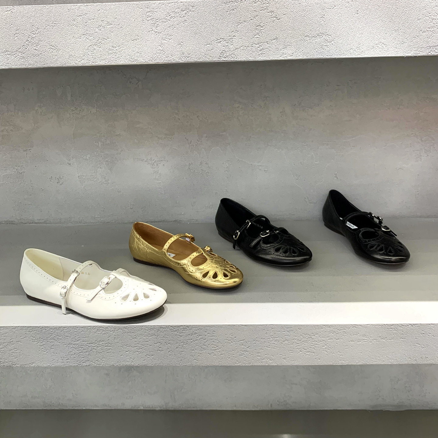 欧洲站女鞋2026春夏新款欧货真皮搭扣镂空平底小众不撞款玛丽珍鞋