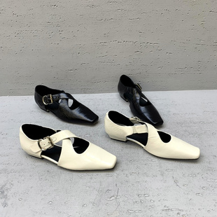 欧货2026春夏新款真皮女鞋皮带扣低跟平头欧洲站小众显脚瘦凉鞋女