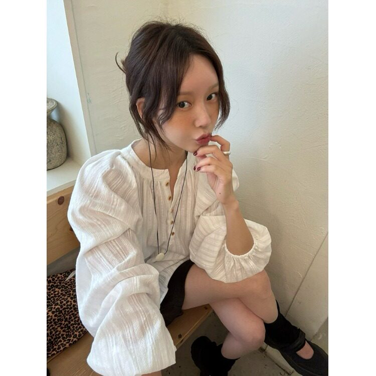 韩国圆领半系扣灯笼袖白色衬衫女