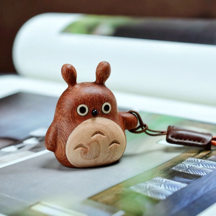 龙猫摆件实木质小风汽车载饰品工位桌面手办香薰礼物